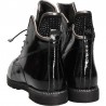 Ghete negre, piele lacuita, stil urban